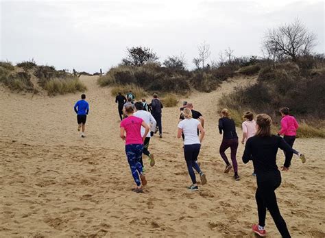 Mensen die een bootcamp doen in de duinen