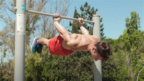 Man die een back lever oefening uitvoert