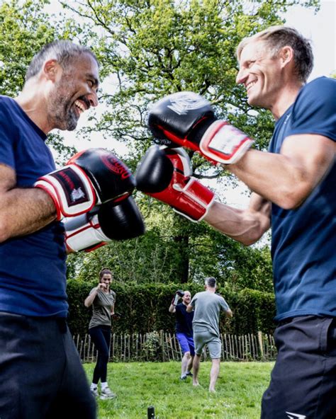 Groep mensen tijdens een kickbokstraining