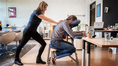 Vrouw die RSI-oefeningen doet aan een bureau