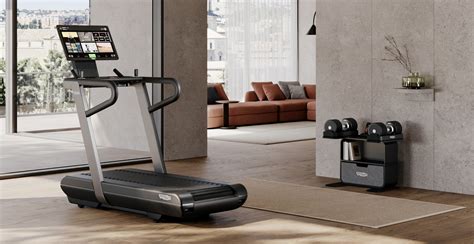 Gym krachtzone met diverse apparatuur