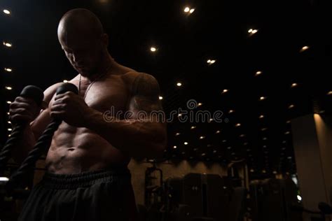 Man die biceps traint op een machine