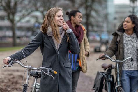 Illustratie van jongvolwassenen die samenwerken aan hun mentale welzijn