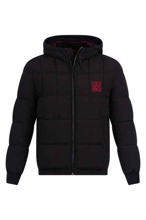 Detail van de stof en afwerking van een Hugo Boss jas