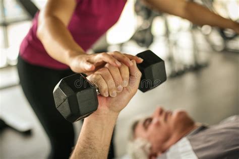 Mens die traint met een personal trainer