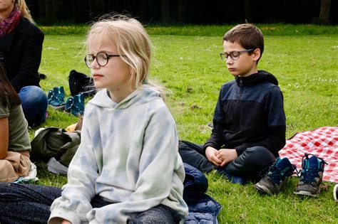 Groep moeders tijdens een buitenles