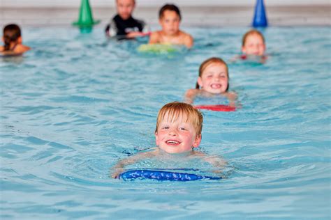 Kinderen die zwemles volgen