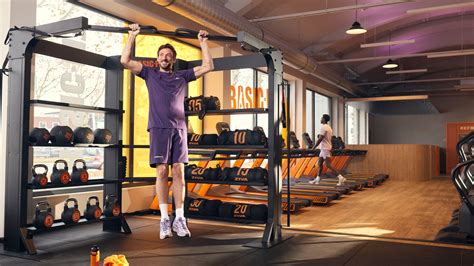 Pull-up bar met een persoon die de oefening uitvoert