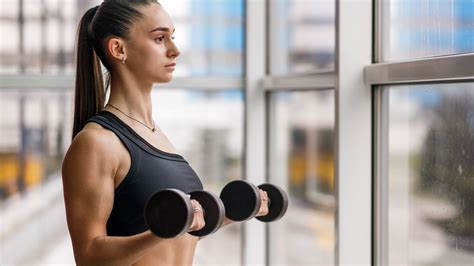 Vrouw die een dumbbell biceps curl uitvoert
