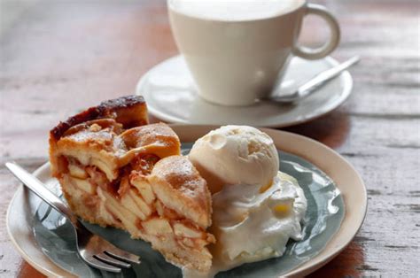 Appeltaart met slagroom en ijs