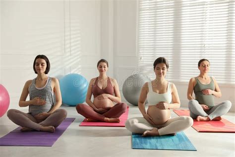 Vrouwen die zwangerschapsyoga beoefenen
