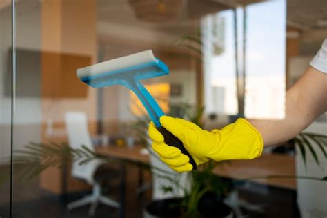 Persoon die apparatuur schoonmaakt in de sportschool