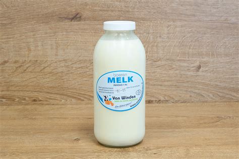 Fles met caseïne eiwitpoeder en een glas melk