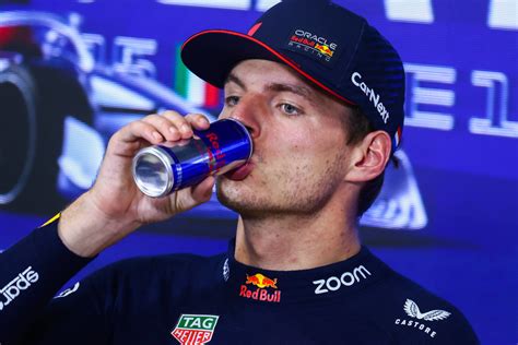 Wielrenner die een flesje drinkt tijdens een training