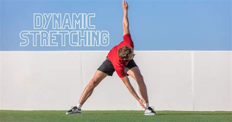 man die dynamische stretches doet ter voorbereiding op een training