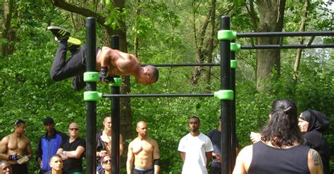 Jason Bonam geeft een calisthenics clinic