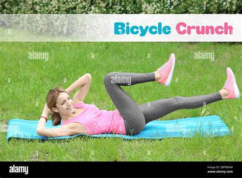 vrouw die bicycle crunch uitvoert
