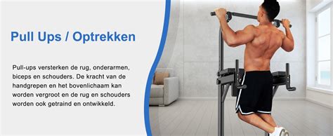 Man die een pull-up uitvoert