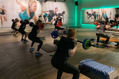 Groepsles BodyPump in een fitnessstudio