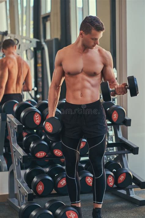 Man die biceps oefeningen doet met dumbbells