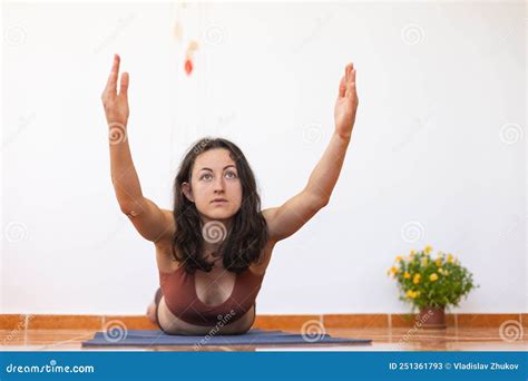 vrouw doet yoga thuis