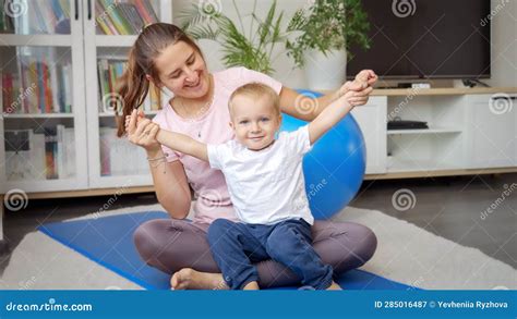 moeder met baby doet oefeningen