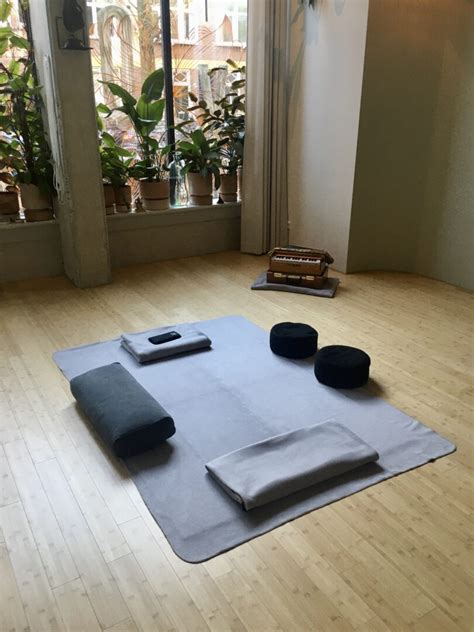 Groepsles Yoga in een serene studio