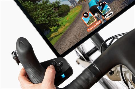 Close-up van de oranje knoppen op de Zwift Play controller