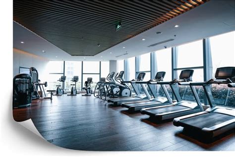 Indruk van een moderne fitnessruimte met diverse apparatuur
