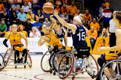 Personen die rolstoelbasketbal spelen