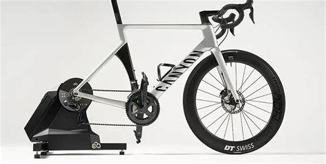 Virtuele racefiets op een indoor trainer
