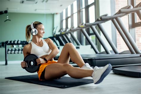 Vrouw aan het sporten in een woonkamer
