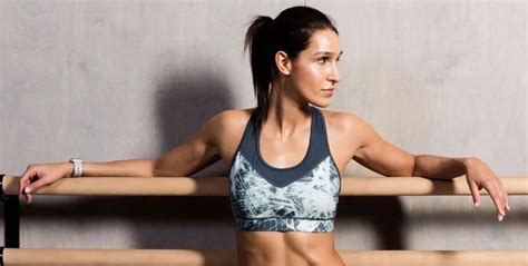 Kayla Itsines die een groep vrouwen traint
