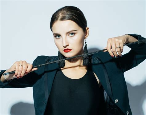 Vrouw in sportkleding met zweep