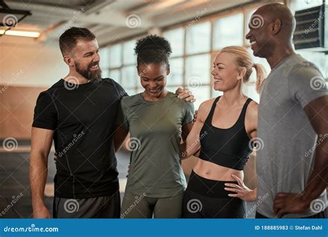Vrouwen die elkaar uitdagen in de sportschool