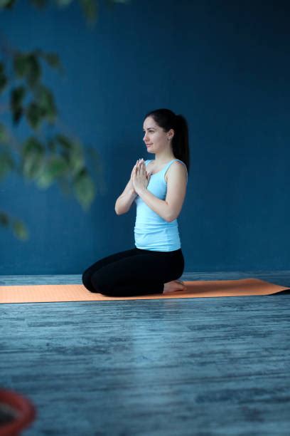 Vrouw in een yoga pose met focus op ademhaling