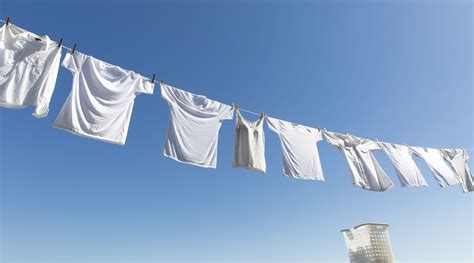 Tips om witte T-shirts wit te houden