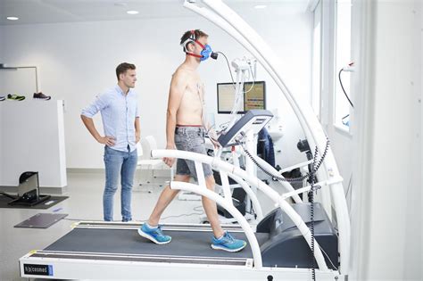Persoon met masker tijdens een inspanningstest op een loopband