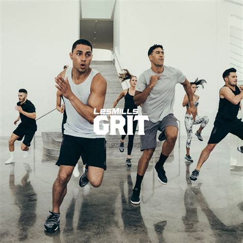 Coach die een LES MILLS GRIT workout leidt