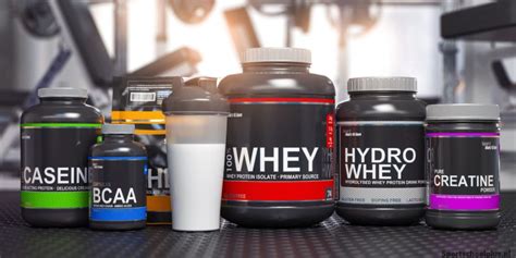 Afbeelding van een atleet die creatine en magnesium supplementen inneemt