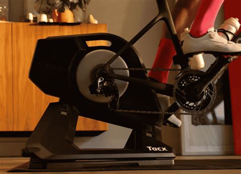 Een fietstrainer met motion plates die zijwaartse beweging toont