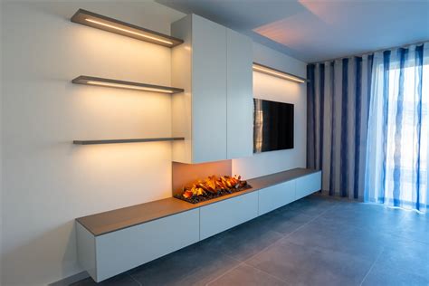 Voorbeeld van een moderne woonkamer met een ingebouwde elektrische haard