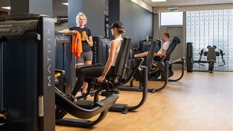 Verschillende groepslessen in een fitnesscentrum