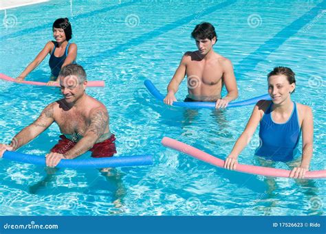 Mensen die aquagym beoefenen