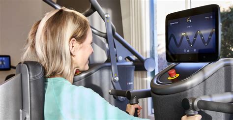 Een persoon die traint op een EGYM apparaat