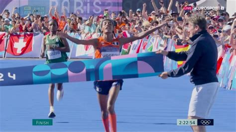 Sifan Hassan viert haar marathonoverwinning