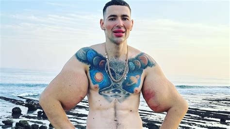 Kirill Tereshin met opgezwollen biceps