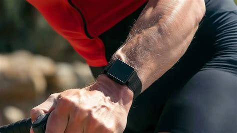 Fietser met hartslagmeter om de pols