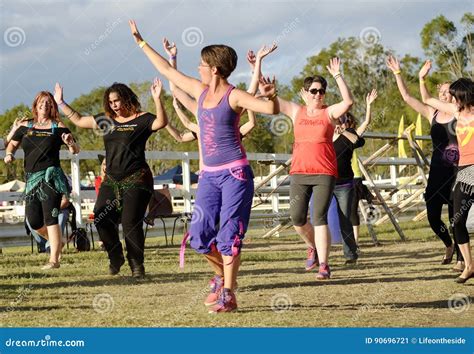 Dansende mensen in een Zumba klas