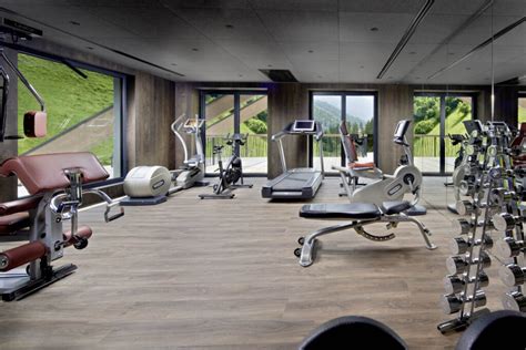 Studenten die sporten in een moderne fitnessruimte